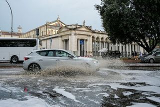 Z ulic se staly řeky. Oblíbená severoitalská letoviska postihly záplavy - Novinky